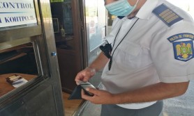 Un moldovean a fost reținut cu un buletin de identitate emis pe numele unei alte persoane și având aplicată propria fotografie